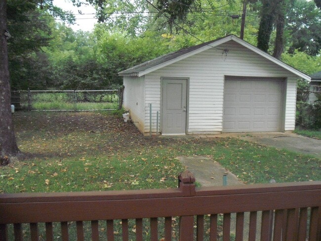 Building Photo - 206 Ivy Ave