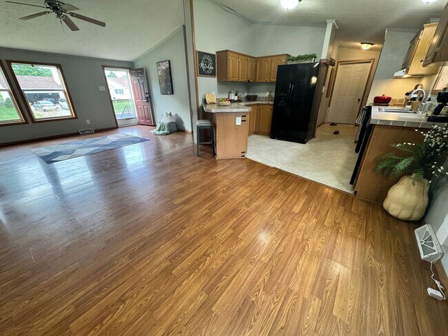 Building Photo - 215 Greenbush Dr