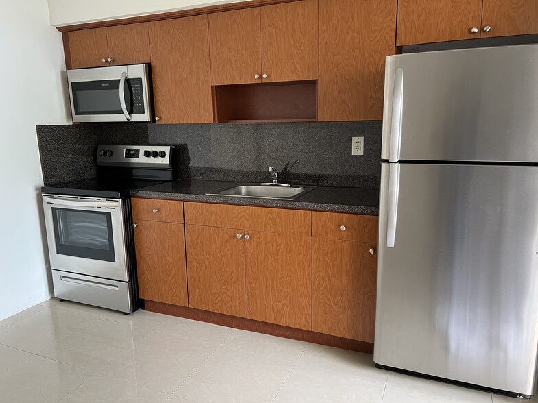 Kitchen: Stainless steel appliances - 5010 SW 26th Ave