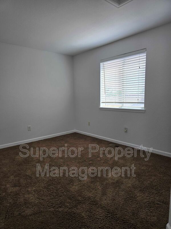 Building Photo - 521 Kim Dr