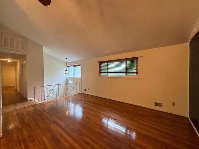 Building Photo - Gorgeous 4 Bed 3 Bath Home Sitting On Spac...