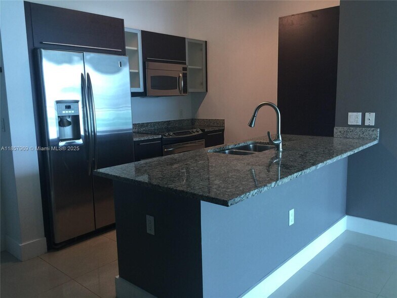 Building Photo - 950 Brickell Bay Dr