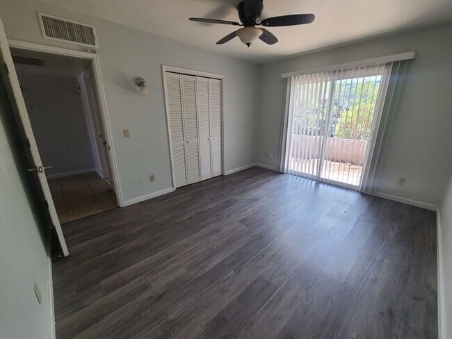Building Photo - Charming Duplex Unit Available - Don't Miss Out!