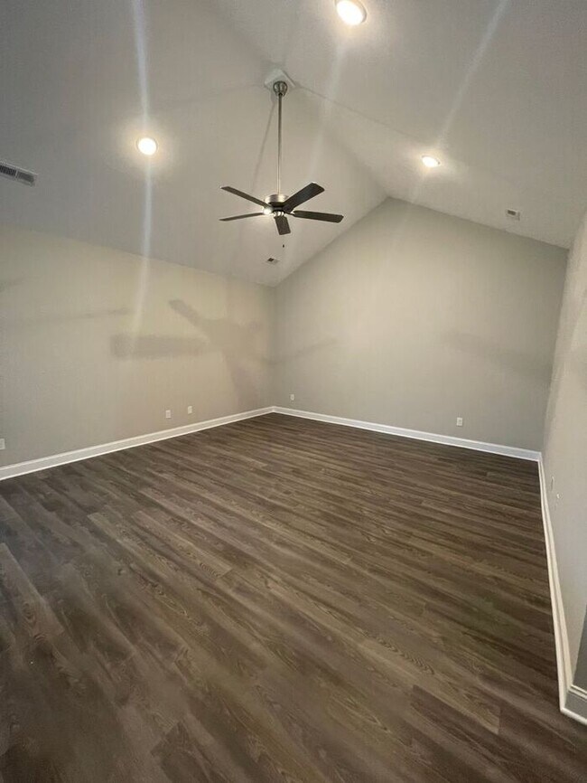 Building Photo - 2-Bedroom Townhome in Lenoir City