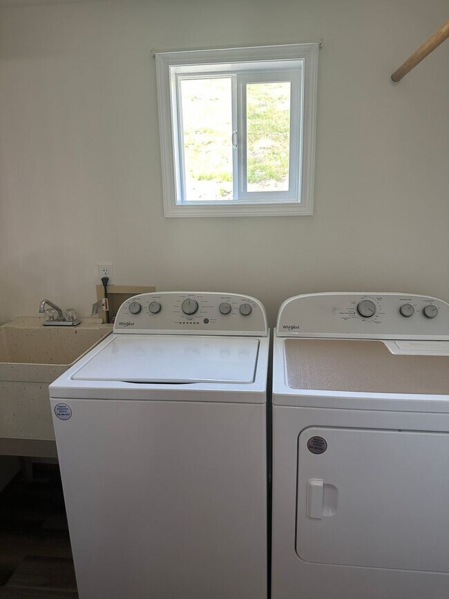 Building Photo - Quiet property in the county!