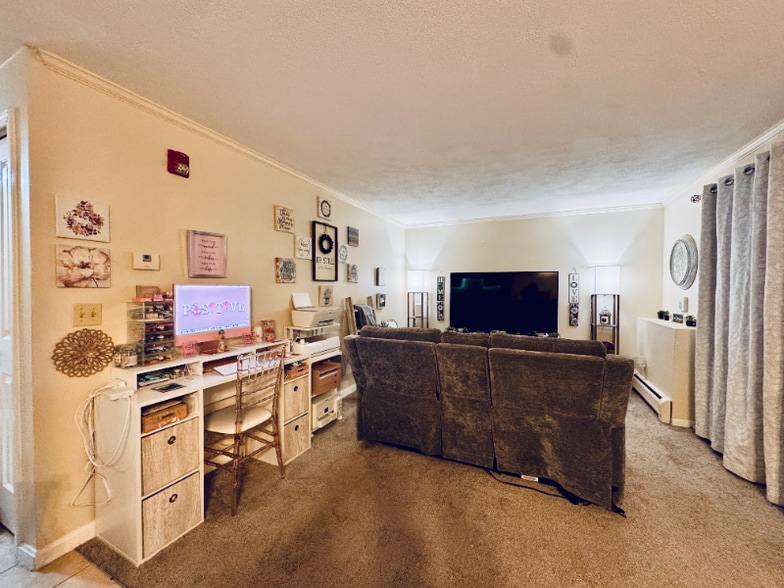 Building Photo - 400 New River Rd