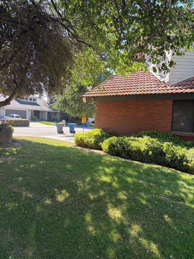 Building Photo - Exceptional 3 bedroom plus Loft or 4th bedroom