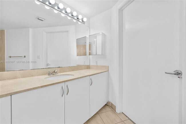 Building Photo - 1750 N Bayshore Dr