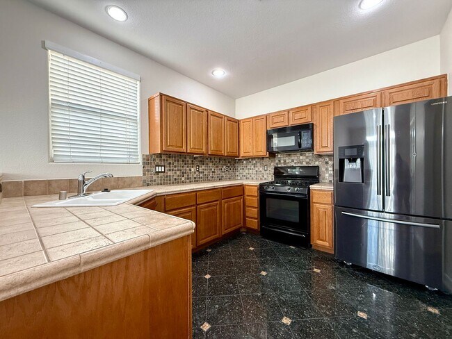 Building Photo - 3 Bedrooms | 2.5 Bathrooms-