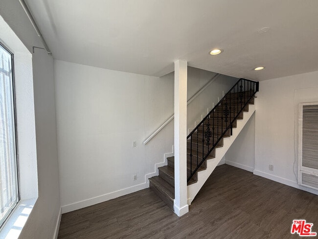 Building Photo - 1505 S Dunsmuir Ave