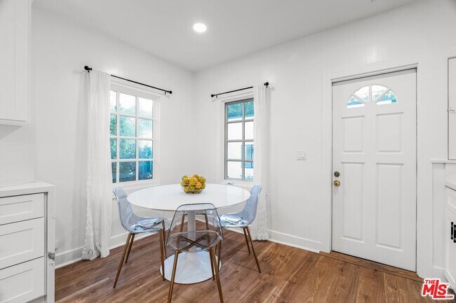 Building Photo - 653 N W Knoll Dr