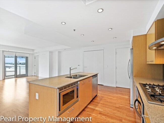 Building Photo - Waterfront Pearl - 1 bed/1.5 bath/den sw corner unit with parking/2 balconies/river view/most uti...