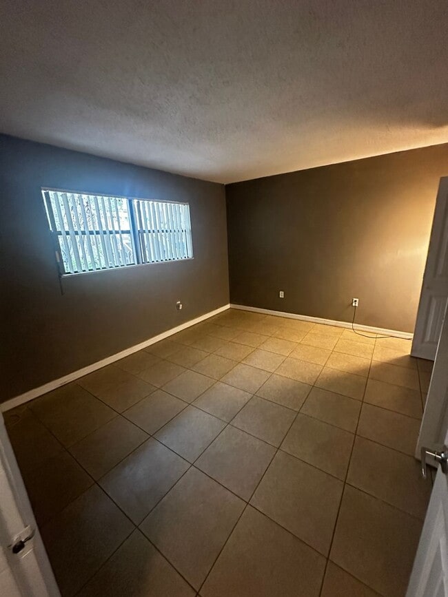 Building Photo - Spacious 2/2 Close to UF