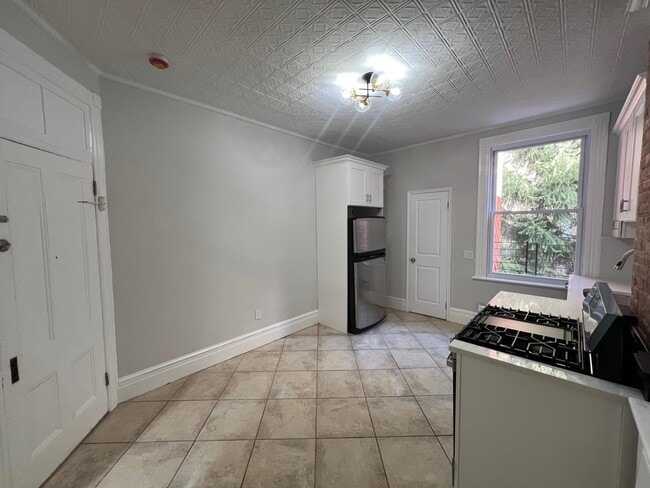 Building Photo - 492 Monmouth St