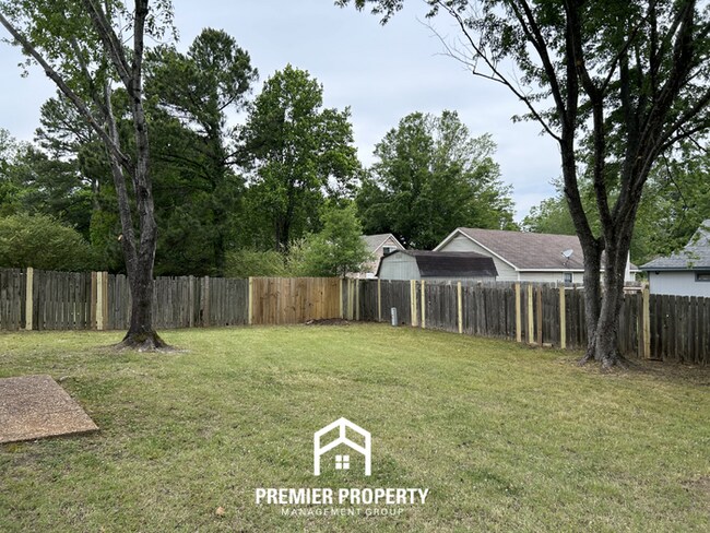 Building Photo - Stunning 3BR/2BA in Southeast Memphis | Vaulted Ceilings & Floor-to-Ceiling Fireplace