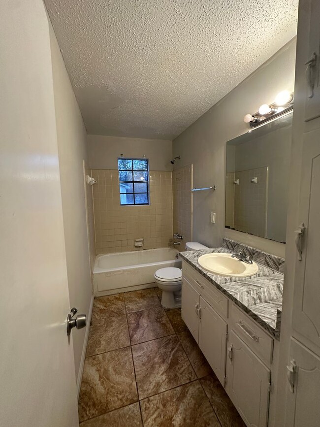 Building Photo - Charming Duplex for Rent- Spacious and Con...