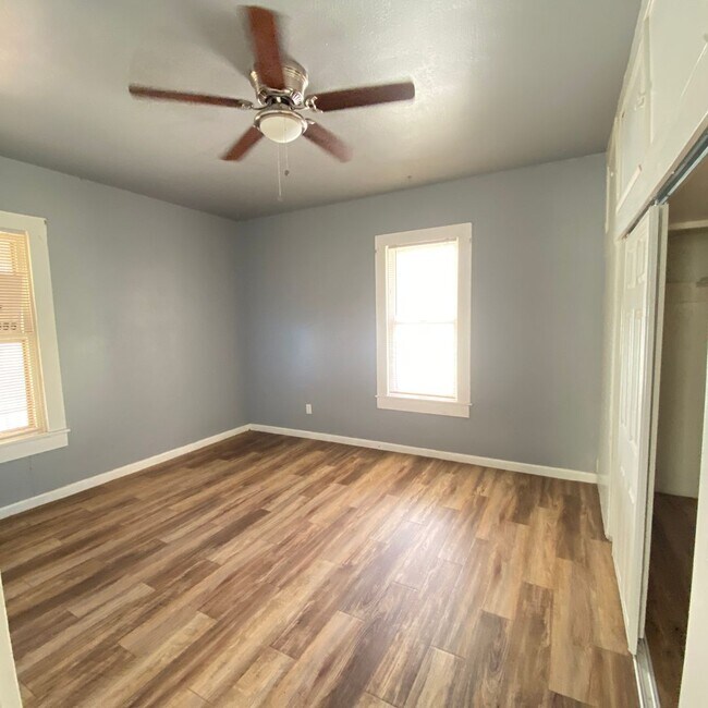 Building Photo - $0 First Month's Rent / $0 Deposit at Move-in