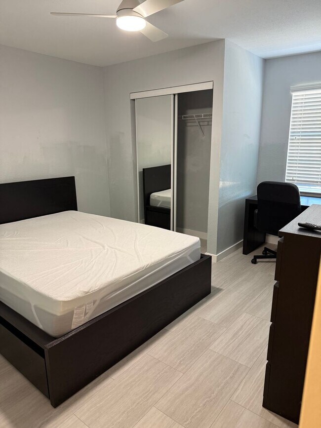 Building Photo - Spacious Furnished 3bd/3ba in Windsor Park! Close to Campus, Surrounded by Nature!