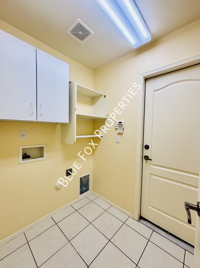 Building Photo - 2826 N Ramie Pl