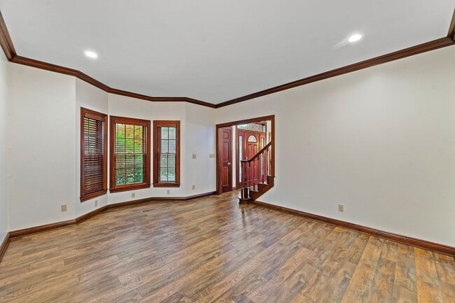 Building Photo - 652 Saddlebrook Dr