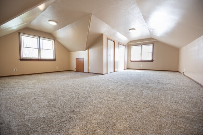 Building Photo - 5976 Hodgman Dr