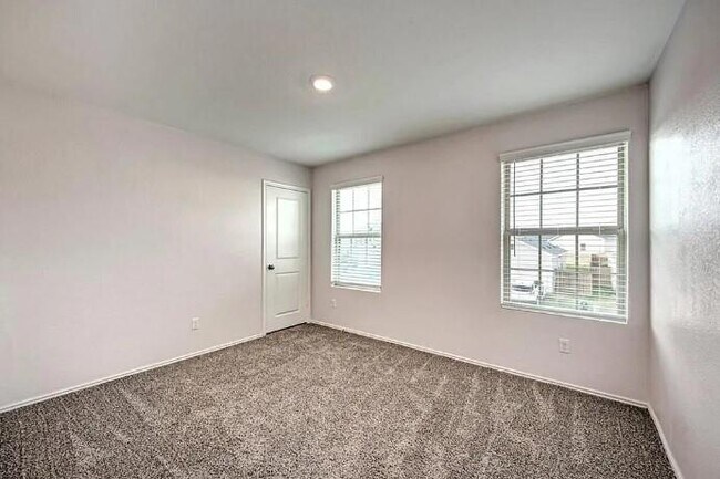 Building Photo - 817 Circle Wy