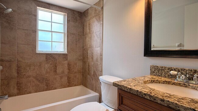 Building Photo - 1694 SE Green Acres Cir