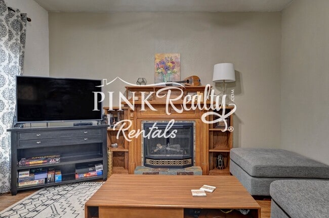 Building Photo - 1610 W Kiowa St