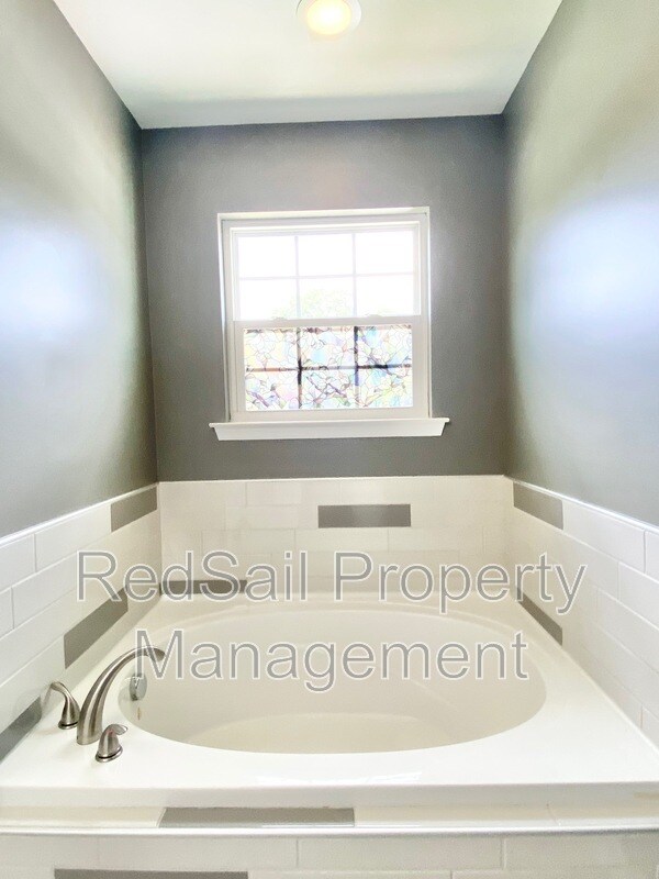 Building Photo - 642 Kelso Dr