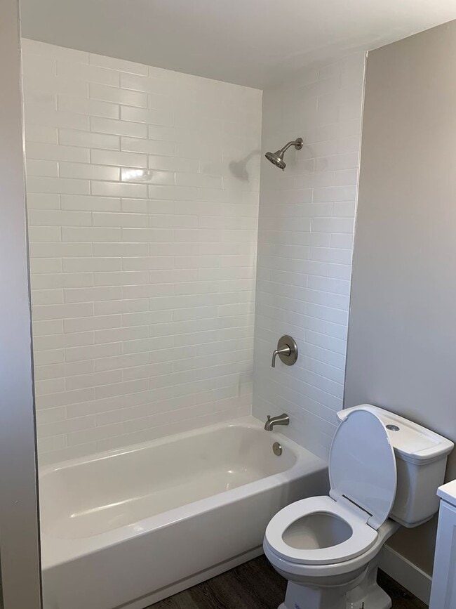 Building Photo - Updated 4 Bed Home with Large Yard