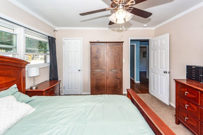 Building Photo - Comfortable Home Minutes from Park Circle
