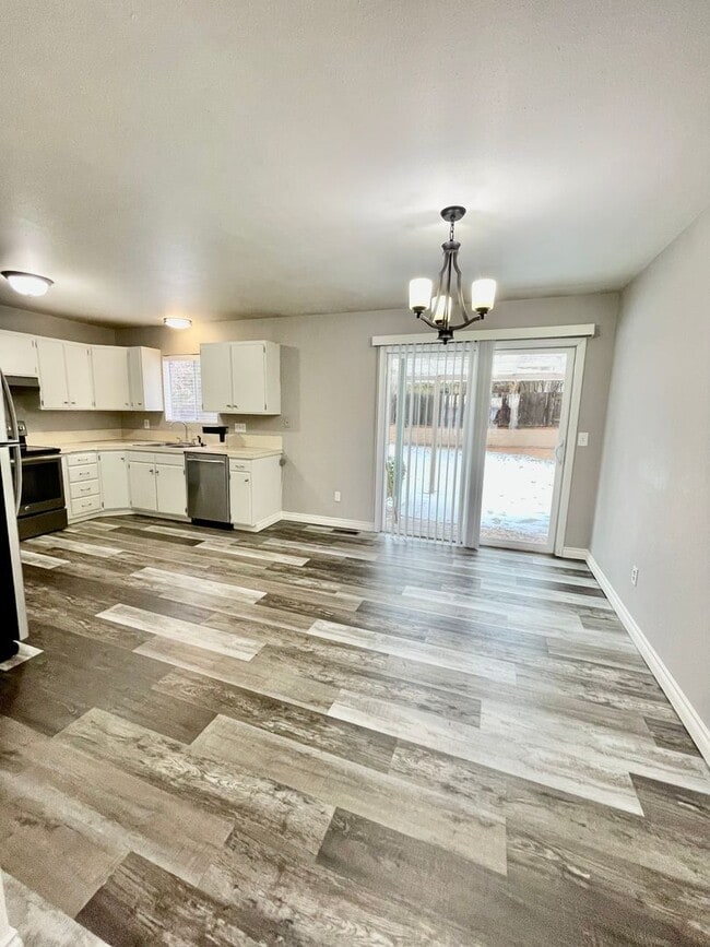 Building Photo - 3 Bedroom, 2 bath house