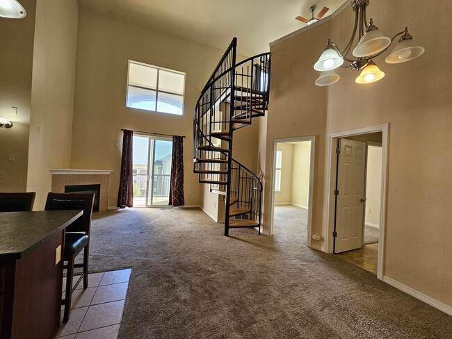 Building Photo - Beautiful Townhouse located near Fiddlers ...