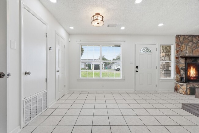 Building Photo - 3BR w/ IDEAL location near Hurlburt Field!!