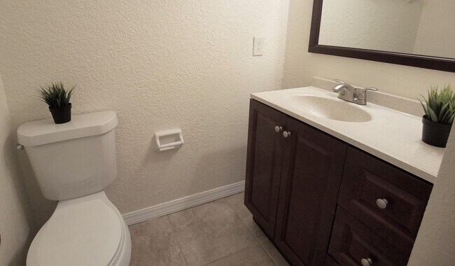 Building Photo - Beautiful  Remodeled First Floor 2/2 Condo...
