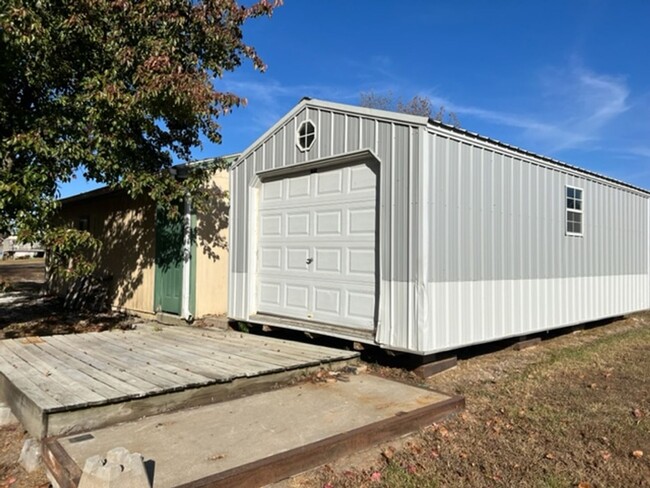 Building Photo - Country Living with all the Extras!