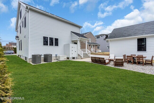 Building Photo - 2017 5th Ave