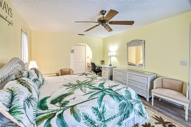 Building Photo - 5036 SW 9th Pl