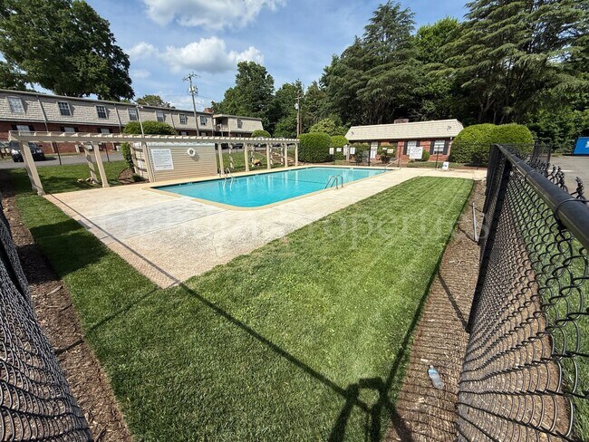 Building Photo - 3824 Country Club Rd