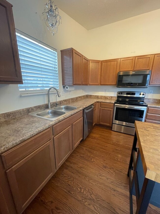 Building Photo - Gorgeous Three Bedroom Single-Family Home