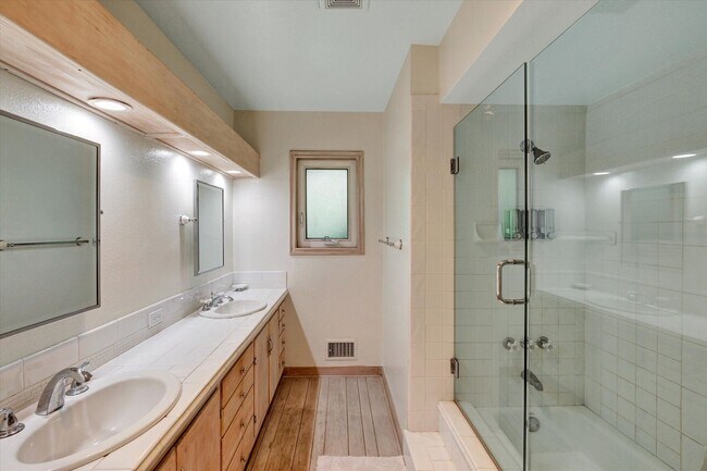 Building Photo - 5-Bedroom Home in Desirable Friendly Hills...