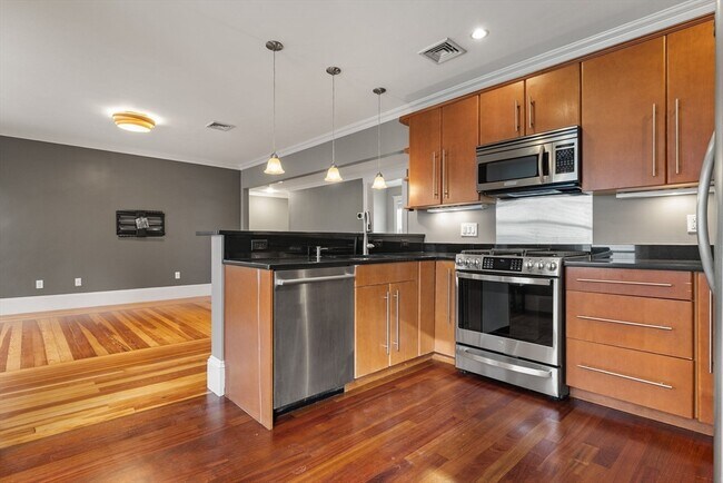 Building Photo - 22 Clarendon Ave