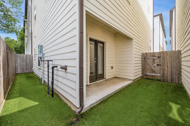 Building Photo - 880 Wakefield Dr