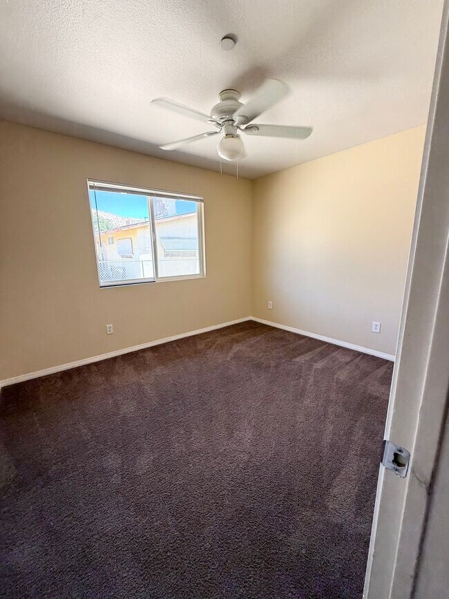 Building Photo - Move in special! 3 bedroom corner home close to Boy and Girls Club!