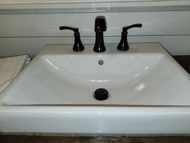 Building Photo - Large 4 BR, 2 Bath Country Home and Workshop