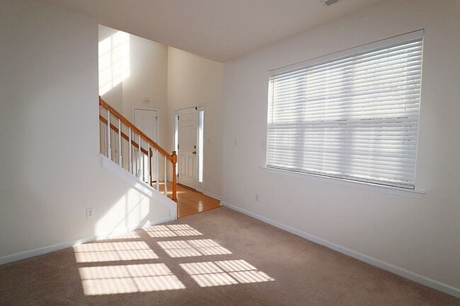 Building Photo - Well maintained 3 bedroom 2.5 bath home ne...