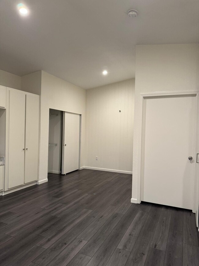 Building Photo - 2030 W 42nd St