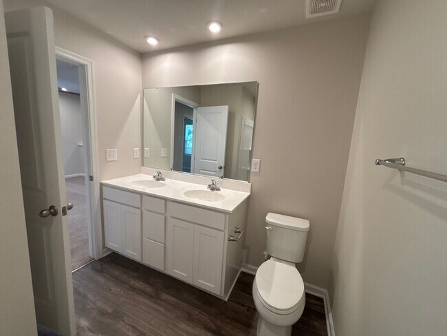 Building Photo - Spacious 5-Bedroom Home in Dillon Lakes