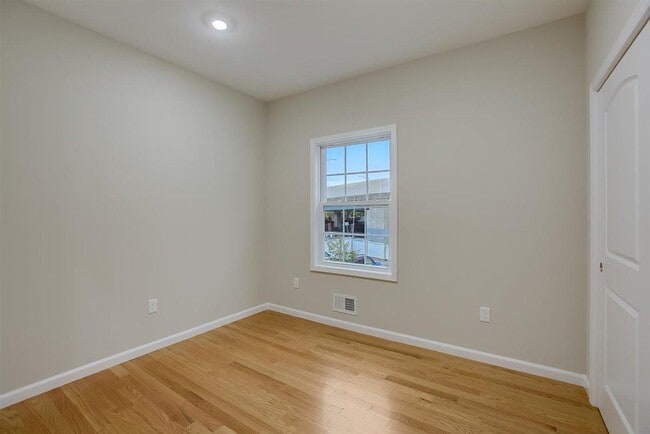 Building Photo - 16 Grant Ave