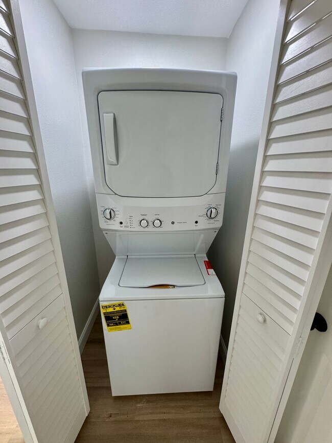 Building Photo - Downtown Clermont - Beautifully Renovated 2-Bed/1-Bath Upstairs Unit with Stunning Lake Minneola ...